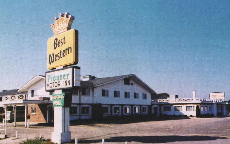 Pioneer Motor Inn (Best Western) - Vintage Postcard